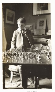 खिलौना सैनिकों के साथ खेलता हुआ लड़का, c 1912 द्वारा अज्ञात