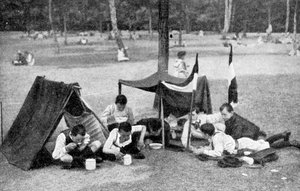 कैंपिंग करने वाले लड़के, बर्लिन, जर्मनी, 1922 द्वारा अज्ञात