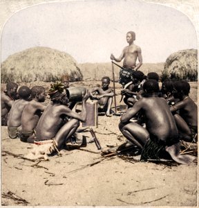 ज़ुल्लू नदी, ज़ुलुलैंड, एसए, 1901 के पास एक परिषद को पकड़े हुए ज़ुलु गांव के बहादुर द्वारा अज्ञात