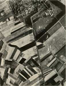 एक दुश्मन काफिले पर ब्रिटिश बम, 1939-1940, 1941। द्वारा अज्ञात