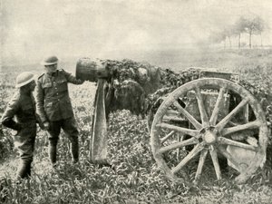 1919 में जर्मनों की आग को आकर्षित करने के लिए फील्ड में ब्रिटिश डमी गन। द्वारा अज्ञात