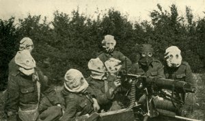 ... ब्रिटिश मशीन गन सेक्शन विरोधी गैस मास्क पहने, प्रथम विश्व युद्ध, 1914-1918, c1920। द्वारा अज्ञात