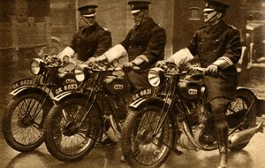 बीएसए मोटरबाइक पर ब्रिटिश पुलिस, 1931, 1933। द्वारा अज्ञात