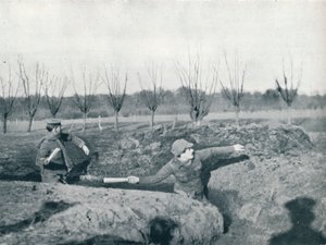 हैंड ग्रेनेड फेंकने का अभ्यास करते ब्रिटिश सैनिक, c1914 द्वारा अज्ञात