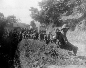 कलसी और चकराता, भारत, 1917 के बीच एक रूट मार्च पर विश्राम करते ब्रिटिश सैनिक द्वारा अज्ञात