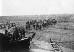 टिग्रिस नदी, 1918 के तट पर ब्रिटिश सैनिकों ने खजूर को उतार दिया द्वारा अज्ञात