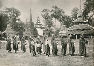 बर्मी फ्योंगीज कलेक्टिंग ऑलम्स, 1900। द्वारा अज्ञात