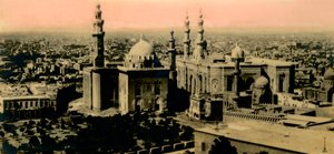 काहिरा: सामान्य दृश्य और सुल्तान हसन मस्जिद, c1918-c1939। द्वारा अज्ञात
