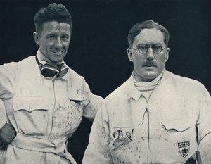 कैप्टन GET Eyston और सहायक, 1937 द्वारा अज्ञात