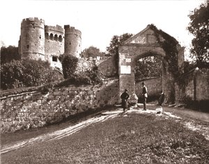 कैरिस्ब्रुक कैसल, आइल ऑफ वाइट, 1894। द्वारा अज्ञात