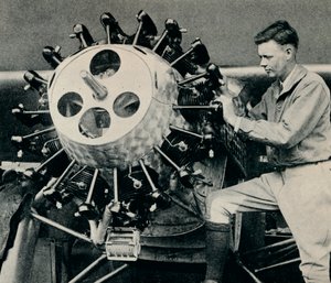 चार्ल्स लिंडबर्ग अपनी ट्रांसअटलांटिक उड़ान 1927 c1937 से पहले अपने विमान के इंजन की जाँच कर रहे थे द्वारा अज्ञात