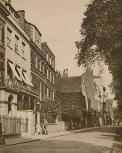Cheyne वॉक, ए डेमर्स रोड लुकिंग ओवर द रिवर, इज़ रिच इन मेमोरीज़, c1935। द्वारा अज्ञात