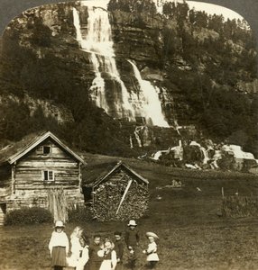 सीढ़ीदार Tvinde झरना, वोसेसेवांगेन, नॉर्वे, c1905 के साथ एक किसान क्षेत्र में खेलने वाले बच्चे। द्वारा अज्ञात