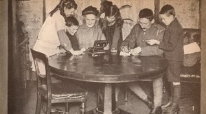 युद्ध ऋण में निवेश करने के लिए अपने पैसे-बक्से खाली करने वाले बच्चे, c1917, 1935 द्वारा अज्ञात