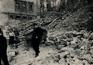 चर्चिल ने बैटरेड माल्टा, 1943, 1945 का दौरा किया। द्वारा अज्ञात