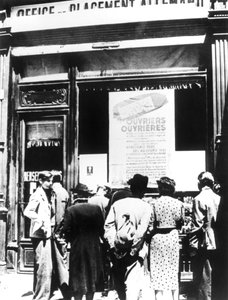एक जर्मन श्रम भर्ती कार्यालय के बाहर पेरिस के नागरिक, 1940-1944 द्वारा अज्ञात