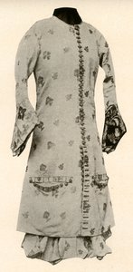 फूल और पत्तियों के साथ बफ ब्रोकेड के कोट और पूर्ण जांघें, c1670, 1937। द्वारा अज्ञात