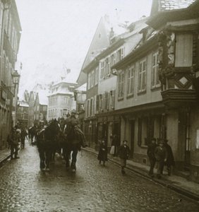 जर्मन सैनिकों के स्तंभ, रिबाविल्ले, फ्रांस, c1914-c1918 द्वारा अज्ञात