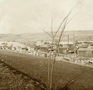 Voi Sacrée, Verdun, उत्तरी फ्रांस, c1914-c1918 पर ट्रकों का कॉलम। द्वारा अज्ञात