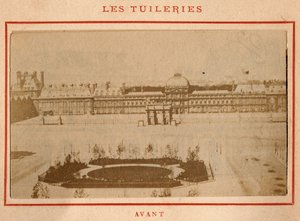 पेरिस का कम्यून (1871): मई 1871 की आग से पहले पेरिस में पैलेस डेस तुइलरीज का दृश्य। पियरे पेपेटिट की तस्वीर। कार्डबोर्ड पर प्रिंट करें, मंद। 9x5,4 सेमी द्वारा अज्ञात
