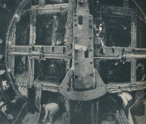 दो देशों के बीच एक बाधा को नष्ट करने वाला यौगिक ग्रैथेड शील्ड, c1935 द्वारा अज्ञात