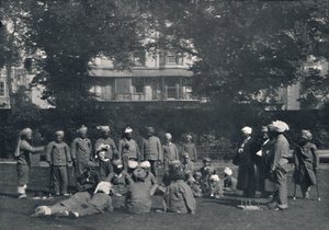 ईस्टर्न लॉन पर कॉन्वेंटसेंट इंडियन सोल्जर्स प्लेइंग क्विट्स, c1915, 1939 द्वारा अज्ञात