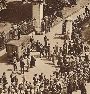 भीड़ 1937 में पुलिस वैन में ले गए गिरफ्तार व्यक्ति को देखती है द्वारा अज्ञात
