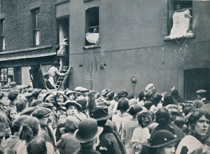 पॉपलार में जर्मन घर में लूटपाट देख रही भीड़, c1914 द्वारा अज्ञात