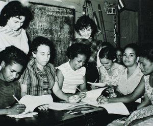 क्यूबा क्रांति: 1960 के दशक की शुरुआत में ग्रामीण इलाकों में फिदेल कास्त्रो के साक्षरता अभियान द्वारा स्थापित शैक्षिक कार्यक्रमों में भाग लेने वाली महिलाएं (बी/डब्ल्यू फोटो) द्वारा अज्ञात