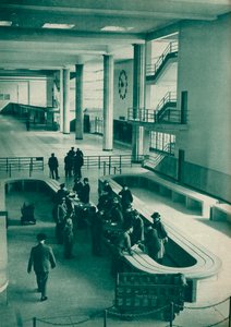 पेरिस के 1937 में Le Bourget Airport पर यात्रियों के सामान की जांच करते हुए सीमा शुल्क अधिकारी द्वारा अज्ञात