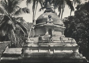 1926 में कैंडी में पवित्र टूथ के मंदिर में डागोबा द्वारा अज्ञात