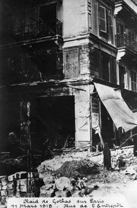 11 मार्च 1918 को पेरिस, जर्मन गोथा बमवर्षकों द्वारा एक छापे के बाद नुकसान द्वारा अज्ञात