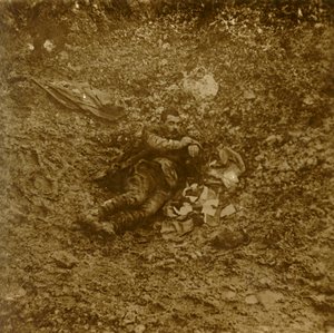 मृत जर्मन सैनिक, वर्दुन, उत्तरी फ्रांस, c1914-c1918 द्वारा अज्ञात