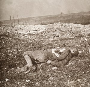 मृत जर्मन सैनिक, वर्दुन, उत्तरी फ्रांस, c1914-c1918। द्वारा अज्ञात