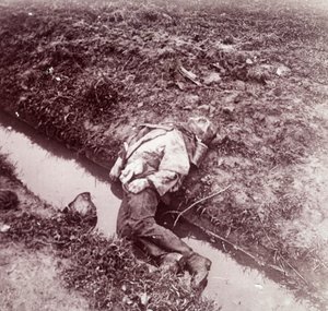मृत जर्मन सैनिक, Ypres, फ़्लैंडर्स, बेल्जियम, c1914-c1918 द्वारा अज्ञात