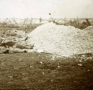 शव, सौइन, उत्तरी फ्रांस, सितंबर 1915 द्वारा अज्ञात
