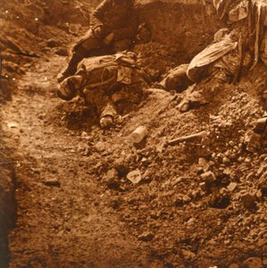 खाई में शव, पर्थ, उत्तरी फ्रांस, c1914-c1918 द्वारा अज्ञात