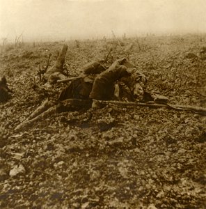 उत्तरी फ्रांस, 1916 के वर्दुन की लड़ाई के बाद हिल 304 पर मृत सैनिक द्वारा अज्ञात