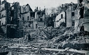 1941 में भीतरी मंदिर के बगीचे से तबाह हुई इमारतें द्वारा अज्ञात