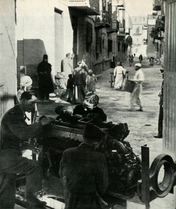 काहिरा की पिछली सड़कों में फैला एक छोटा सा उद्योग है ... c1942-1943, 1945। द्वारा अज्ञात