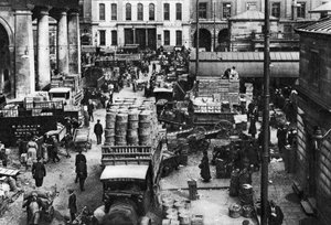 लंदन के कोवेंट गार्डन में सुबह, 1926-1927 द्वारा अज्ञात