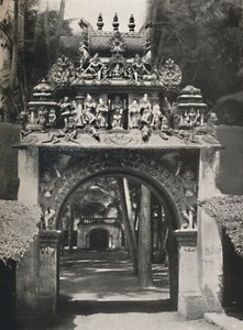 एक हिंदू मंदिर, सीलोन में प्रवेश, 1926 द्वारा अज्ञात