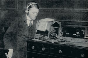विद्युत ने मुद्रित विश्व को ब्लाइंड के लिए ध्वनि में बदल दिया, c1935 द्वारा अज्ञात