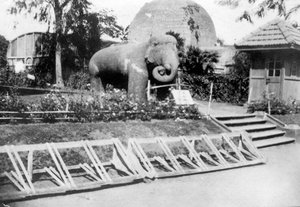 हाथी की मूर्ति, विक्टोरिया गार्डन, बॉम्बे, भारत, c1918 द्वारा अज्ञात