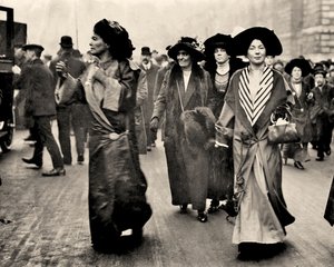एमलाइन पेथिक लॉरेंस और क्रिस्टाबेल पंकहर्स्ट, c.1908 (फोटो) द्वारा अज्ञात