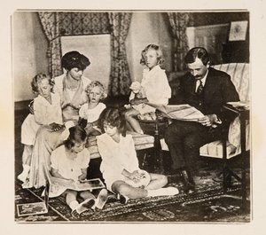सम्राट चार्ल्स प्रथम और उनका परिवार निर्वासन में, 1920 के दशक में। द्वारा अज्ञात