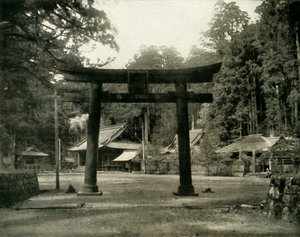 1936 में जापान के निक्को जिले में एक शिंटो मंदिर में प्रवेश। द्वारा अज्ञात