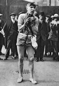 लंदन, 1926-1927, गड्ढे की कतार में थिएटर-जाने वालों का मनोरंजन करते एस्कैपोलॉजिस्ट द्वारा अज्ञात