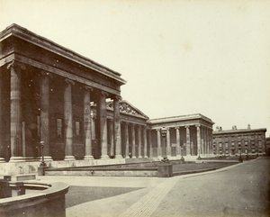 ब्रिटिश म्यूजियम का बाहरी हिस्सा, ग्रेट रसेल स्ट्रीट, लंदन, 1887 द्वारा अज्ञात