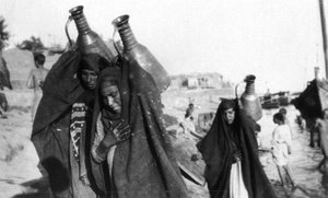 महिला जल वाहक, अमराह, इराक, 1917-1919 द्वारा अज्ञात